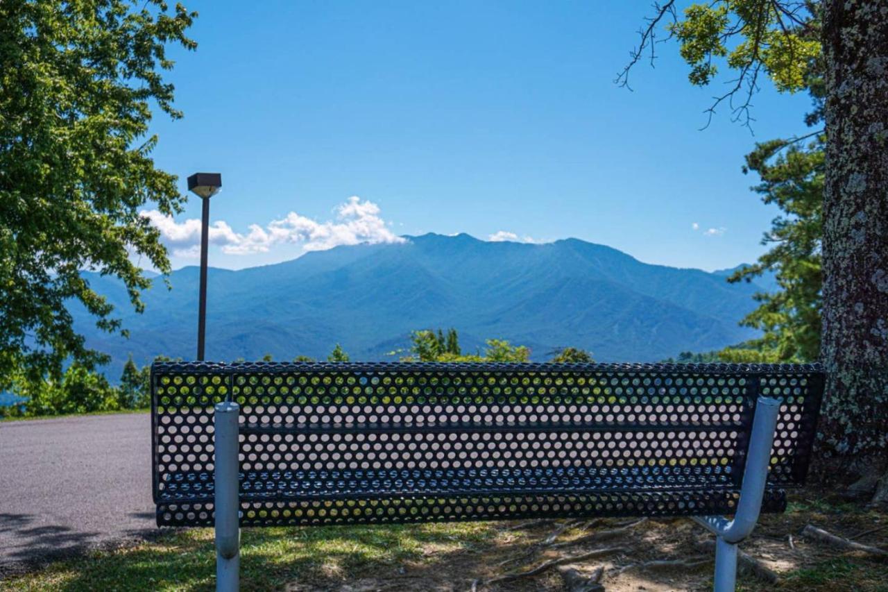 Wow Views!!-Mountain Escape-Outdoor Pool-Close To Downtown-Wifi-Cable-Private Balcony Gatlinburg Esterno foto