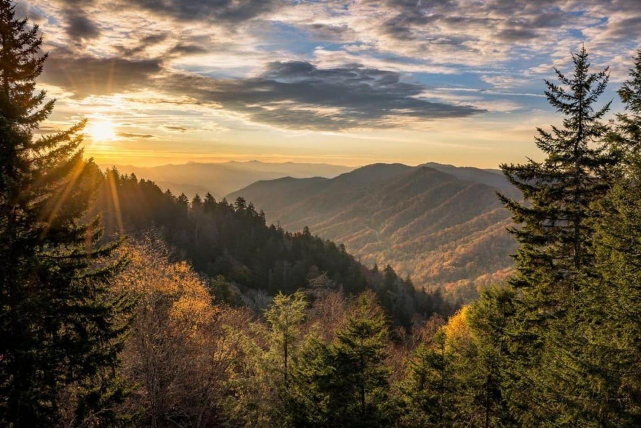 Wow Views!!-Mountain Escape-Outdoor Pool-Close To Downtown-Wifi-Cable-Private Balcony Gatlinburg Esterno foto